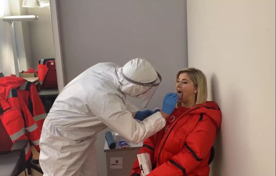 Beatrice Egli lässt sich Testen.