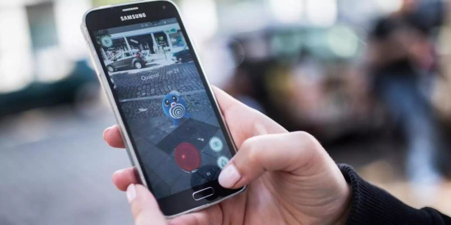 Da ist einer: «Pokémon Go» bezieht seinen Reiz aus der erweiterten Realität, bei der die reale Umgebung mit Hilfe der Smartphone-Kamera einbezogen wird. Foto: Sophia Kembowski/dpa/dpa-tmn