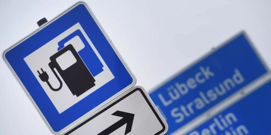 Fast 40 Prozent der vom ADAC befragten Elektroauto-Fahrer sind mit dem Laden auf Langstrecken nicht besonders zufrieden. Foto: Stefan Sauer/dpa