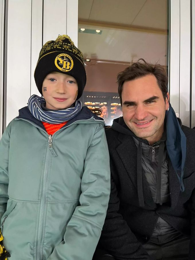YB-Fan Lino (8) posiert mit FCB-Fan Roger Federer fürs Foto. Roger Federer