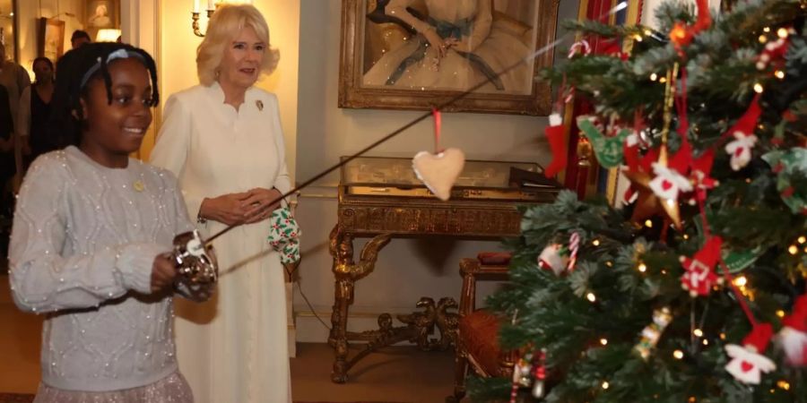 Herzogin Camilla hat im Clarence House den Baum mit der Hilfe von Kindern geschmückt.