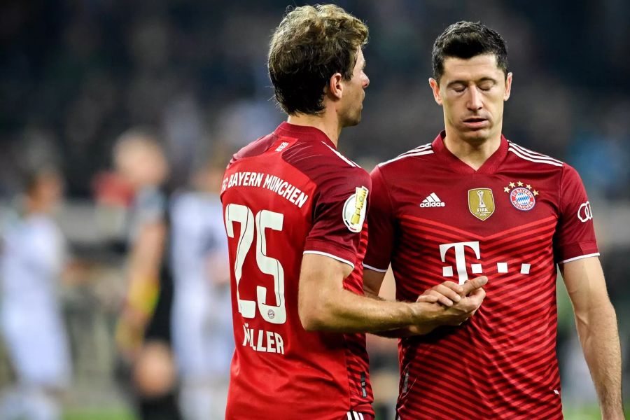 Auch Topskorer Robert Lewandowski (r.) bleibt beim 0:5 gegen die «Fohlen» ohne Wirkung.