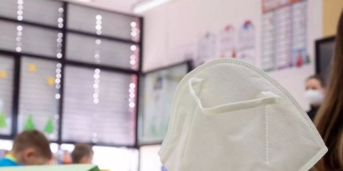 Die Maskenpflicht auf den Sitzplätzen im Klassenraum wird in Nordrhein-Westfalen abgeschafft. Foto: Sebastian Gollnow/dpa Die Maskenpflicht auf den Sitzplätzen im Klassenraum wird in Nordrhein-Westfalen abgeschafft. Foto: Sebastian Gollnow/dpa