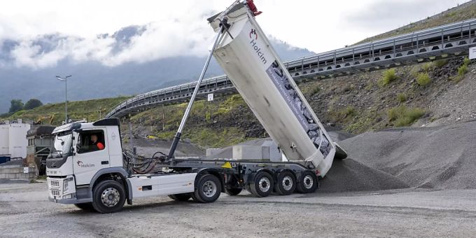 Ein Lastwagen kippt Kies ins Lager auf dem Gelände des Holcim-Betonwerk in Oberdorf, fotografiert am 27. August 2021. Ein Lastwagen kippt Kies ins Lager auf dem Gelände des Holcim-Betonwerk in Oberdorf, fotografiert am 27. August 2021.