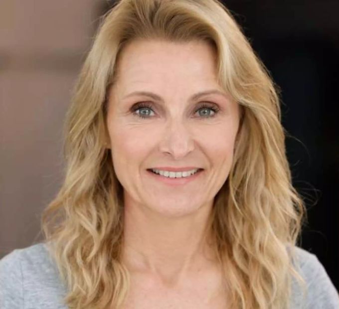Dr. Alexa Iwan ist Ernahrungswissenschaftlerin und TV-Moderatorin. Blonde Frau