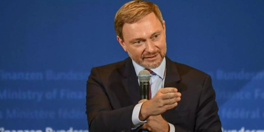 Der neue Bundesfinanzminister Christian Lindner bei der Zeremonie zur Amtsübergabe in seinem Ministerium. Foto: Tobias Schwarz/AFP-Pool/dpa