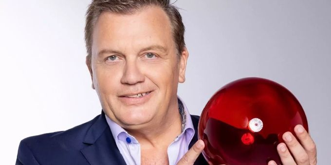 Hape Kerkeling ist zurück im TV und startet auch wieder als Sänger durch. Hape Kerkeling ist zurück im TV und startet auch wieder als Sänger durch.