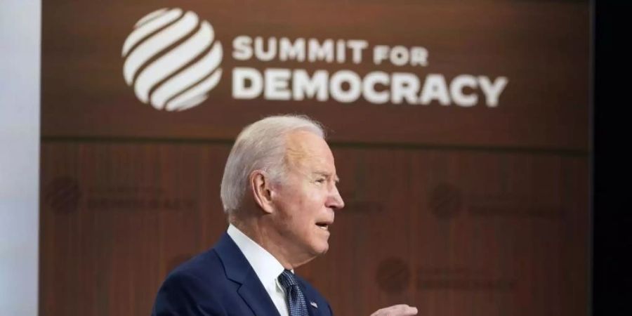 Joe Biden, Präsident der USA, spricht im South Court Auditorium des Weissen Hauses bei der Eröffnung des zweitägigen virtuellen «Gipfels für Demokratie». Foto: Susan Walsh/AP/dpa