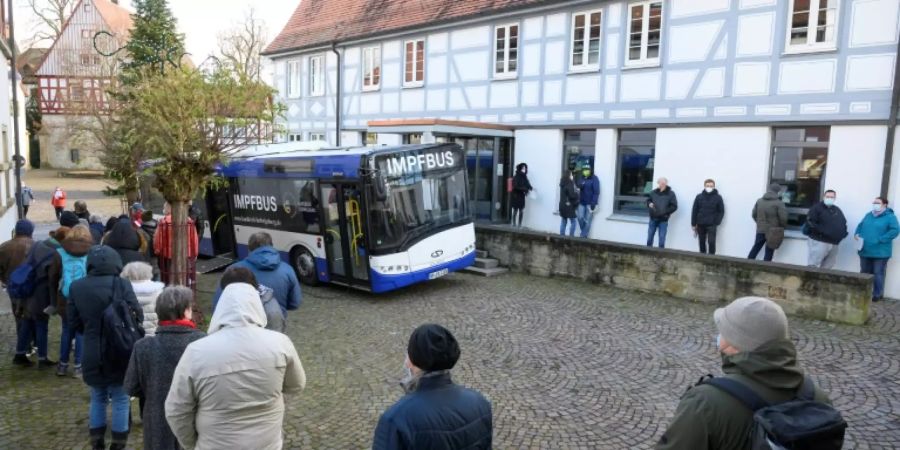 Warteschlange vor Impfbus