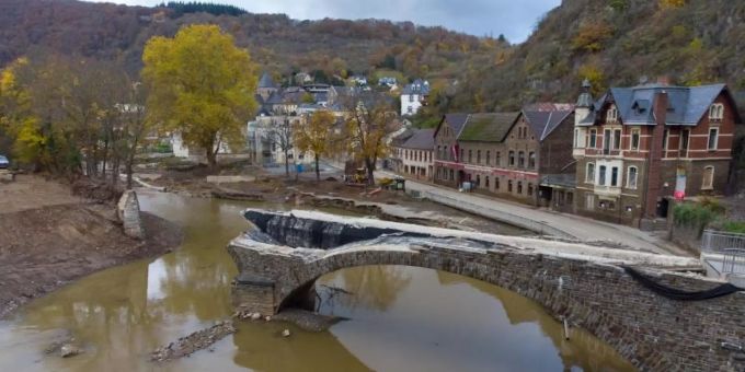 Die Eisenbahnbrücke über dem Fluss Ahr in Altenahr wurde von der Flut zerstört. Foto: Boris Roessler/dpa flut