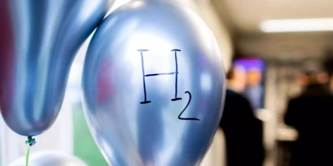 Ballons mit der chemischen Formel für Wasserstoff «H2» hängen im «Microgrid»-Testlabor, das in einem Container vor der Hochschule Bremerhaven untergebracht ist. Foto: Hauke-Christian Dittrich/dpa Ballons mit der chemischen Formel für Wasserstoff «H2» hängen im «Microgrid»-Testlabor, das in einem Container vor der Hochschule Bremerhaven untergebracht ist. Foto: Hauke-Christian Dittrich/dpa