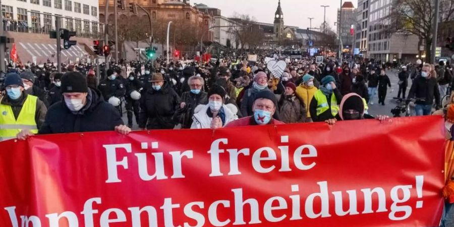 In Hamburg waren zuletzt 11.500 Impfgegner und Corona-Skeptiker auf die Strasse gegangen. Foto: Markus Scholz/dpa