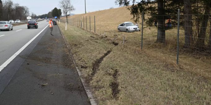 Bei Salez SG ereignete sich auf der Autobahn ein Selbstunfall. Salez Autobahn Selbstunfall