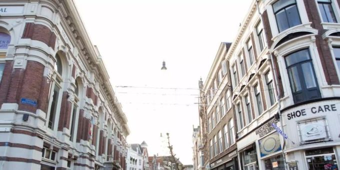 Die Niederlande befinden sich im harten Lockdown: eine leere Einkaufsstrasse in Haarlem. Foto: Sylvia Lederer/XinHua/dpa Die Niederlande befinden sich im harten Lockdown: eine leere Einkaufsstrasse in Haarlem. Foto: Sylvia Lederer/XinHua/dpa