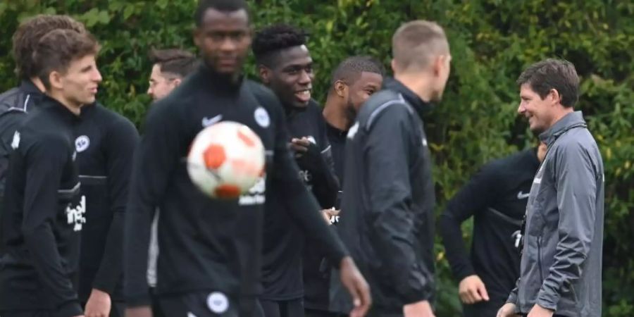 Cheftrainer Oliver Glasner (r) leitet das Abschlusstraining von Eintracht Frankfurt vor dem Spiel gegen Olympiakos Piräus. Foto: Arne Dedert/dpa