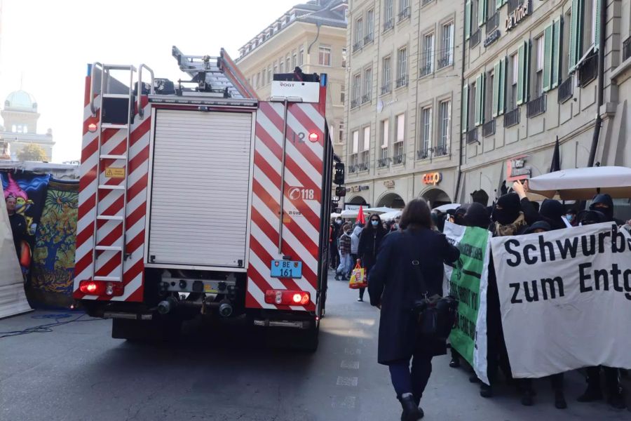 Demo-Zug macht Platz für die Feuerwehr.