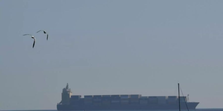 Containerschiff vor dem Hafen von Los Angeles