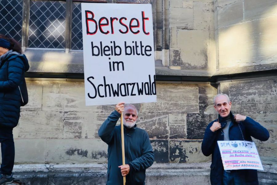 Die Teilnehmer hielten Schilder in die Höhe, auf denen sie klar Position zum Covid-Gesetz beziehen.