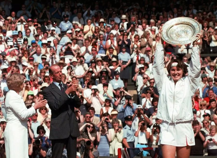 Martina Hingis bejubelt ihren Wimbledon-Sieg im Jahr 1997.