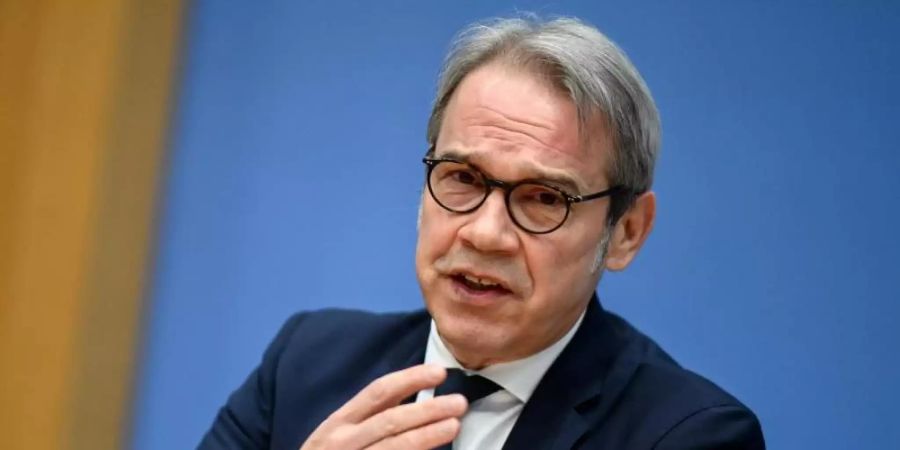 Georg Maier (SPD) spricht bei der Pressekonferenz im Anschluss an die Innnenministerkonferenz. Foto: Britta Pedersen/dpa-Zentralbild/ POOL/dpa