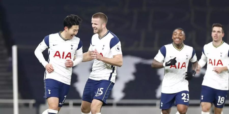 Tottenhams Heung-min Son (l-r) feiert mit seinen Teamkollegen Eric Dier, Steven Bergwijn und Giovani Lo Celso den Treffer zum 1:0. Foto: Paul Childs/PA Wire/dpa