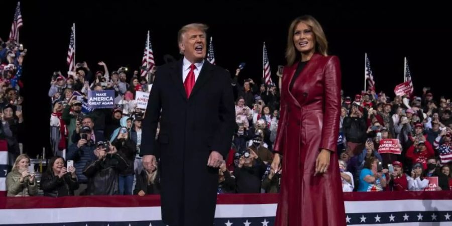 US-Präsident Donald Trump und First Lady Melania Trump bei der Kundgebung in Valdosta, Georgia. Foto: Evan Vucci/AP/dpa