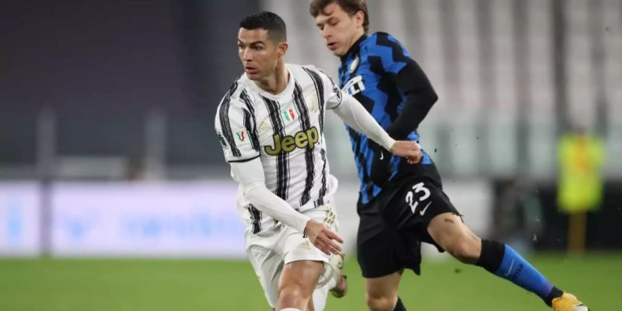 Cristiano Ronaldo (l) erreichte mit Juve die nächste Pokalrunde. Foto: Jonathan Moscrop/Sportimage/CSM via ZUMA Wire/dpa