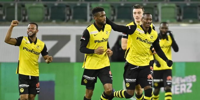 Doppelpacker Jordan Siebatcheu wird nach den Treffern für YB gegen den FCSG beglückwünscht. YB