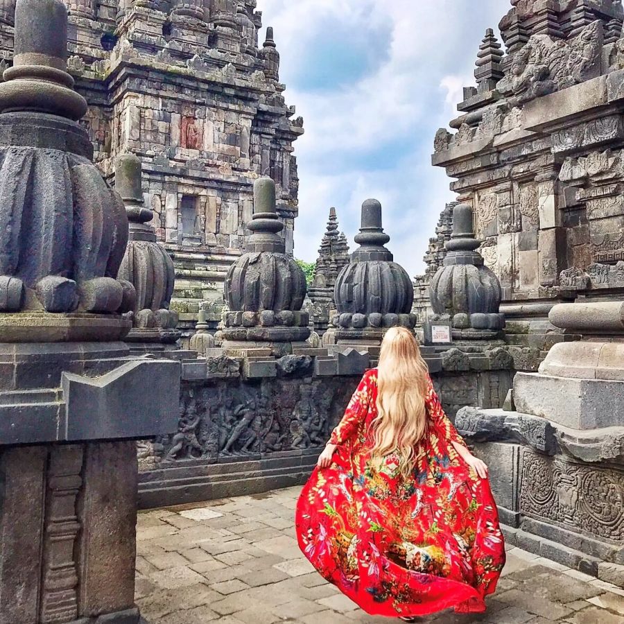 Frau mit Tempel