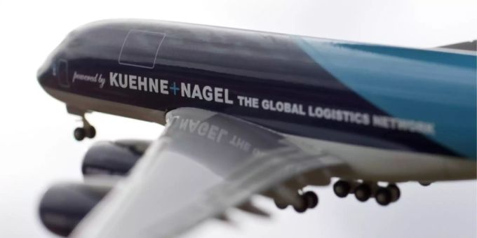Das Logo des Schweizer Logistikunternehmens Kühne + Nagel auf einem Airbus 380. kühne + nagel logistik flugzeug