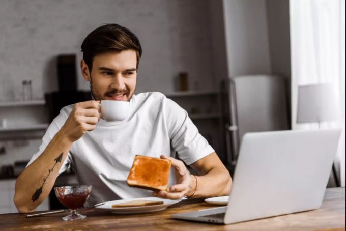 Versuchen Sie Verlockungen zu verbannen. Mann beim Frühstück