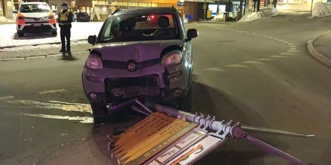 Alkoholisierte Automobilistin kollidiert mit Signalisationsmasten.
