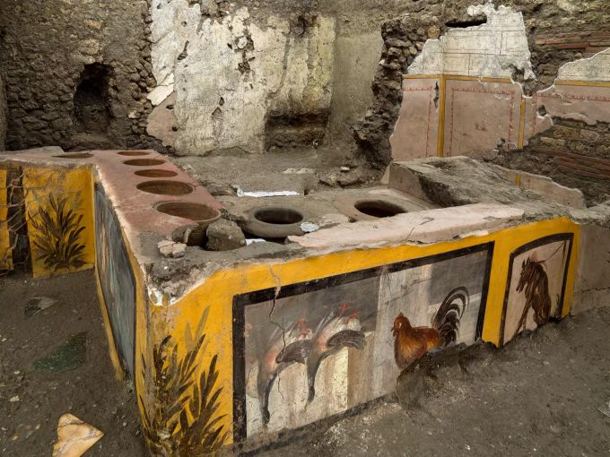 Das am 26.12.2020 zur Verfügung gestellte Foto zeigt einen Blick in eine antike Imbissbude aus der Zeit des Untergangs von Pompeji, Archäologen haben hier einen intakten Tresen ausgegraben. «Snackbar» in Pompeji