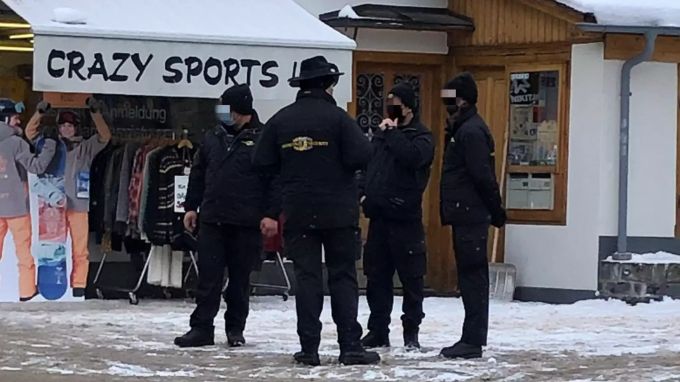 Im Dorf in Adelboden BE patrouillieren wegen des Coronavirus Broncos und kontrollieren die Einhaltung der Maskenpflicht. Broncos Adelboden BE