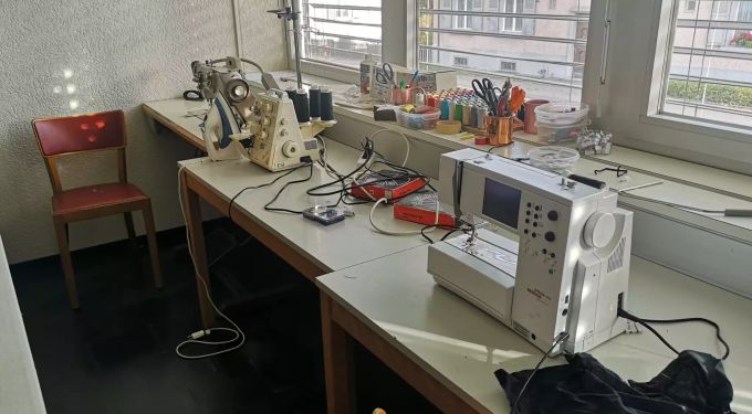 Nadel, Faden und Nähmaschine im Textilatelier des Prozessors Aarau. Prozessor Aarau Nähatelier