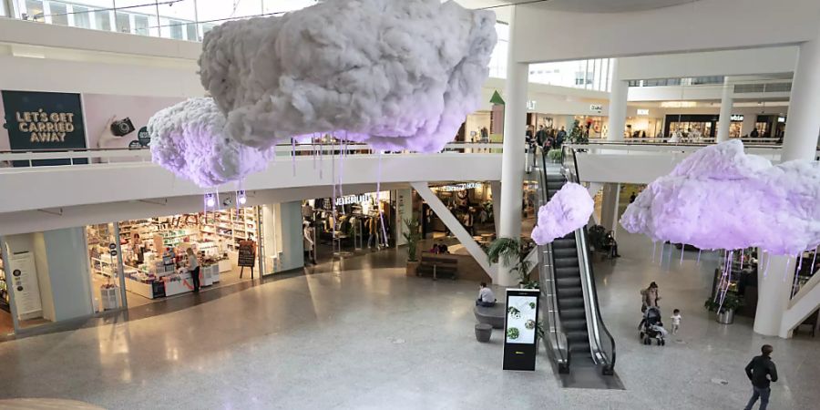 Blick in ein fast menschenleeres Einkaufszentrum. Schweden hat sich in der Corona-Krise für einen Sonderweg mit recht freizügigen Massnahmen und Appellen an die Vernunft der Bürger entschlossen. Vereinzelte Beschränkungen gelten aber auch dort. Foto: Björn Larsson Rosvall/TT NEWS AGENCY/AP/dpa