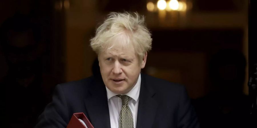 ARCHIV - Boris Johnson, Premierminister von Grossbritannien, geht von der Downing Street 10 zu einem Treffen mit seinen Ministern im Auswärtigen Amt. Johnson erwägt im Kampf gegen die Corona-Pandemie einen neuen strengen Teil-Lockdown in England. Foto: Matt Dunham/AP/dpa