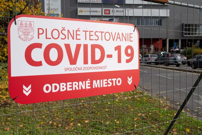 31.10.2020, Slowakei, Bratislava: Ein Schild nahe dem Zlate-piesky-See weist auf eine Corona-Teststation hin. In der Slowakei haben landesweite Tests auf COVID-19-Krankheit begonnen. Die Tests finden vom Samstag, 31. Oktober bis Sonntag, 1. November statt. Foto: Michal Svìtok/TASR/dpa +++ dpa-Bildfunk +++ Coronavirus · Slowakei