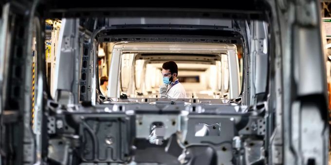 Ein Angestellter mit Mundschutz verrichtet seine Arbeit im Werk des Herstellers von leichten Nutzfahrzeugen und Wohnmobilen, Sevel, in Atessa. Industrieproduktion