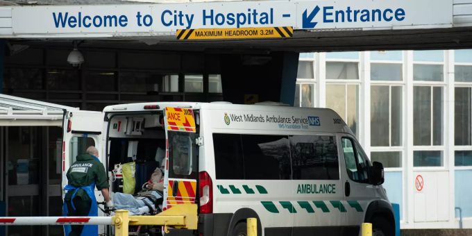 Sanitäter transportieren in Birmingham (GB) einen Patienten aus einem Krankenwagen in das Stadtkrankenhaus. Coronavirus