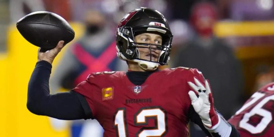 Steht vor einer besonderen Premiere in einem NFL-Playoff-Spiel: Tom Brady von den Tampa Bay Buccaneers. Foto: Julio Cortez/AP/dpa