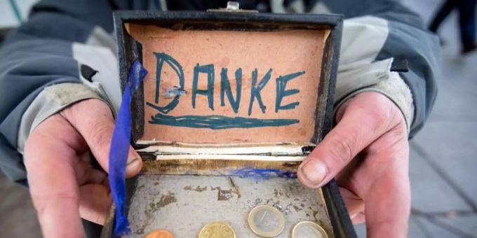 Ein Bettler bedankt sich in der Fussgängerzone für Geldspenden. Die Bundesbürger haben im ersten Pandemie-Jahr deutlich mehr Geld gespendet als früher. Foto: Friso Gentsch/dpa Ein Bettler bedankt sich in der Fussgängerzone für Geldspenden. Die Bundesbürger haben im ersten Pandemie-Jahr deutlich mehr Geld gespendet als früher. Foto: Friso Gentsch/dpa
