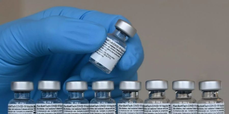 Fläschchen mit dem Impfstoff von Biontech und Pfizer