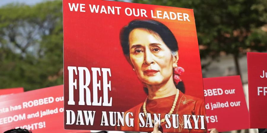 In Myanmar bleibt die De-facto-Regierungschefin Aung San Suu Kyi in Untersuchungshaft. (Archivbild)
