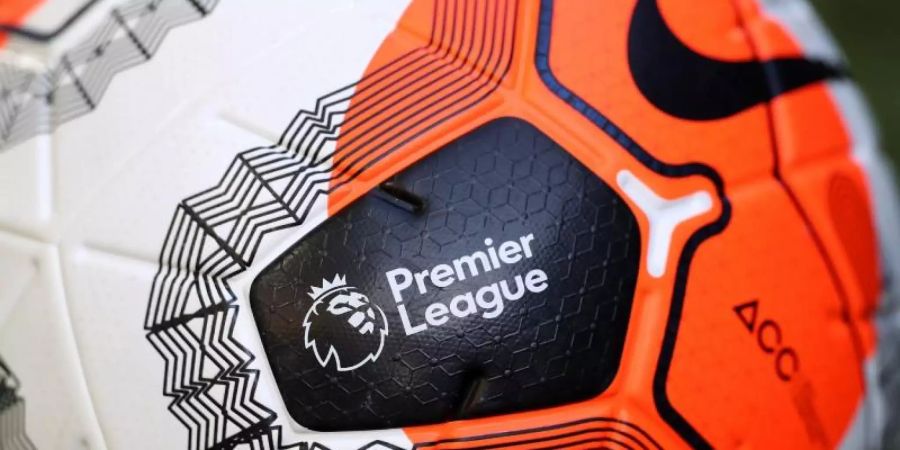 Das Wappen Premier League ist auf einem Spielball zu sehen. Foto: Mike Egerton/PA Wire/dpa