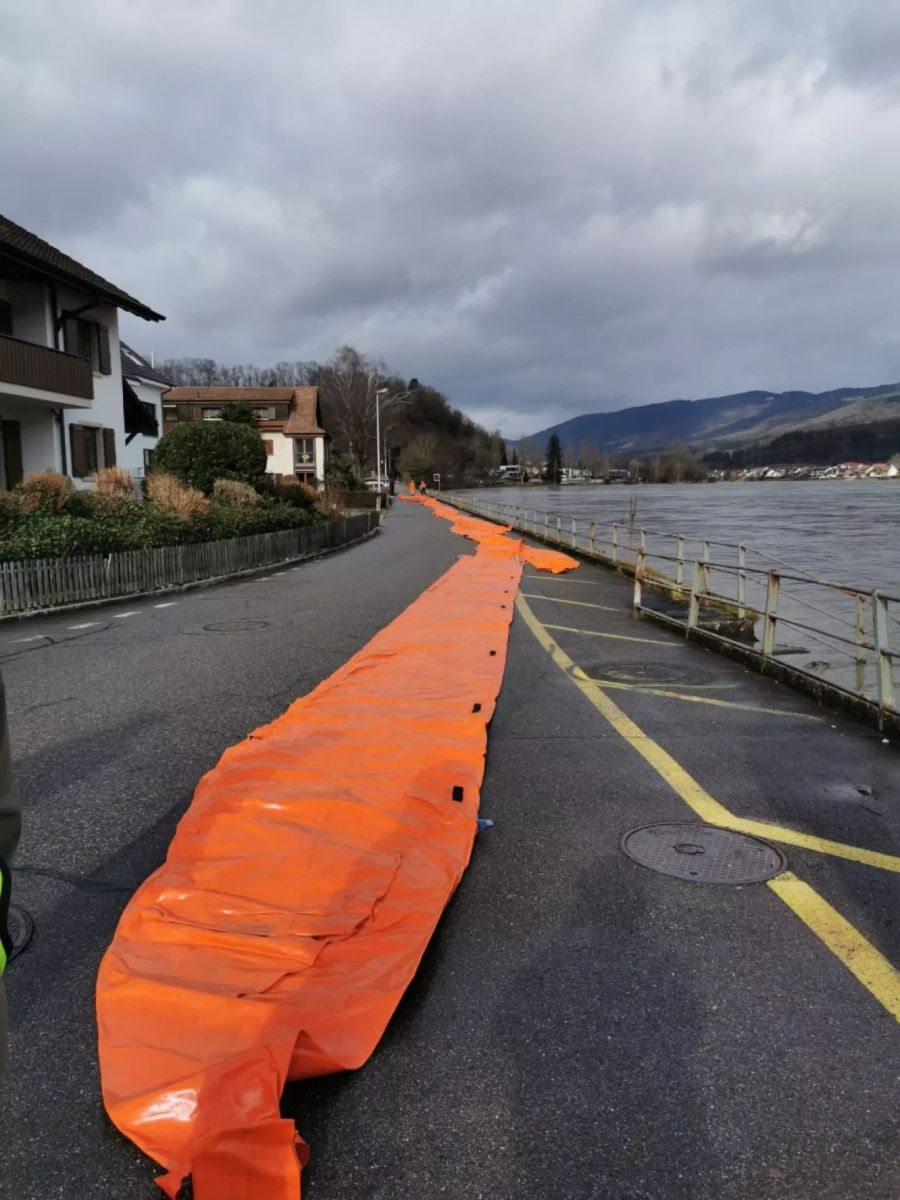 Wallbach AG beim Aufbau Beaver Hochwassersperren