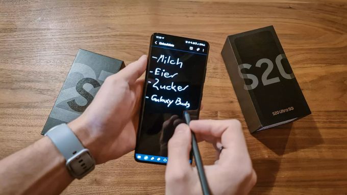 Mit dem S-Pen lassen sich, wie schon bei der Note-Reihe mühelos Notizen skizzieren. Galaxy S21 Ultra Pen