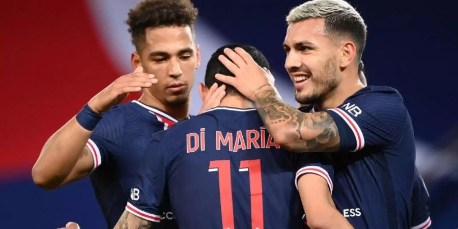 Mittelfeldspieler Angel Di Maria (M) feiert nach seinem Tor mit seinen Teamkollegen Mauro Icardi (r) und Thilo Kehrer (l). Foto: Franck Fife/AFP/dpa