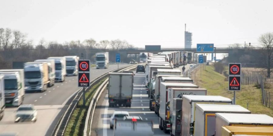 Lkw auf Autobahn in Brandenburg