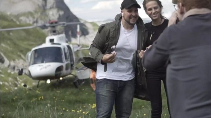 Daniel Caruso und Nora En Pure in Gstaad. Zwei Personen vor Helikopter